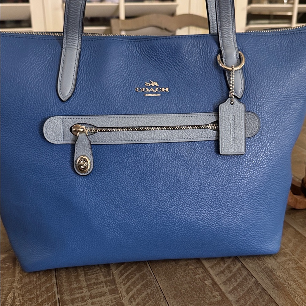 Like NWOT, Coach vintage gorgeous Taylor Tote in  blue / contrast handles . - Picture 2 of 8